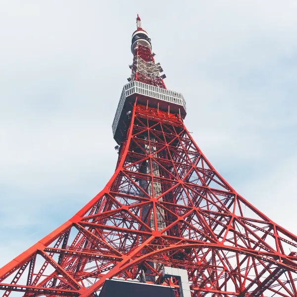東京タワーの麓からの見上げカット